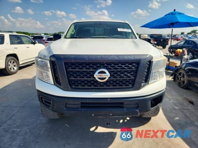 Piąte zdjęcie samochodu w środku: 2017 NISSAN TITAN XD S VIN:1N6BA1F34HN547684 - miniatura