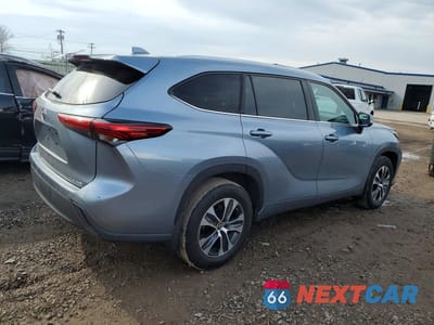 Trzecie zdjęcie samochodu z tyłu: 2021 TOYOTA HIGHLANDER XLE VIN:5TDGZRBHXMS090496 - miniatura
