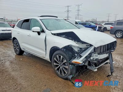 Czwarte zdjęcie samochodu z boku: 2023 VOLVO XC60 PLUS VIN:YV4L12RE5P1265213 - miniatura