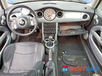 Zdjęcie 8 z 13 samochodu: 2002 MINI COOPER VIN:WMWRC33462TC32585 - miniatura