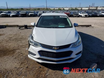 Piąte zdjęcie samochodu w środku: 2017 CHEVROLET CRUZE LS VIN:1G1BC5SM2H7168909 - miniatura