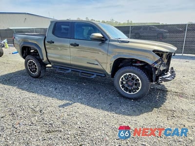 Czwarte zdjęcie samochodu z boku: 2025 TOYOTA TACOMA TRD OFF-ROAD HV VIN:3TYLC5LN4ST050350 - miniatura