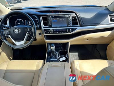 Zdjęcie 9 z 13 samochodu: 2017 TOYOTA HIGHLANDER XLE VIN:5TDJZRFH4HS444650 - miniatura