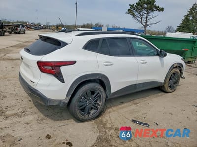 Trzecie zdjęcie samochodu z tyłu: 2024 CHEVROLET TRAX ACTIV VIN:KL77LKE24RC170723 - miniatura