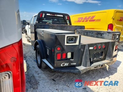 Drugie zdjęcie samochodu z przodu: 2008 CHEVROLET SILVERADO FLATBED TRUCK VIN:1GCJK33698F189756 - miniatura