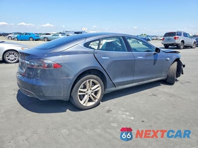 Trzecie zdjęcie samochodu z tyłu: 2015 TESLA MODEL S VIN:5YJSA1E11FF118811 - miniatura