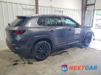 Trzecie zdjęcie samochodu z tyłu: 2026 MAZDA CX-50 PREFERRED VIN:7MMVABBL6TN466383 - miniatura