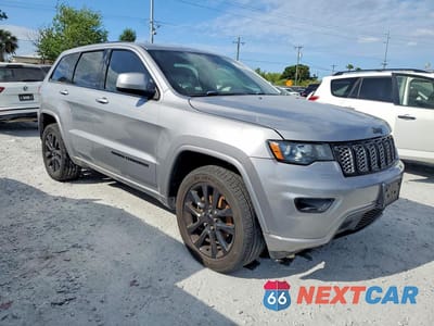 Czwarte zdjęcie samochodu z boku: 2018 JEEP GRAND CHEROKEE LAREDO VIN:1C4RJFAG2JC294780 - miniatura