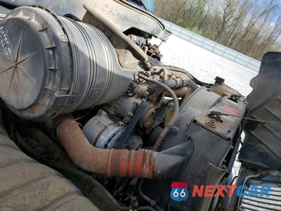 Zdjęcie 7 z 10 samochodu: 2005 INTERNATIONAL 4400 FUEL / LUBE TRUCK VIN:1HTMKAAN55H121856 - miniatura