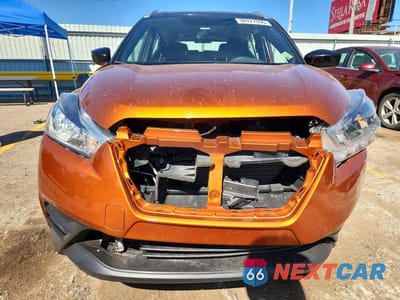 Piąte zdjęcie samochodu w środku: 2018 NISSAN KICKS SV VIN:3N1CP5CU5JL528838 - miniatura