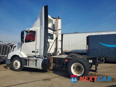 Trzecie zdjęcie samochodu z tyłu: 2017 VOLVO VN VNL - SEMI TRUCK VIN:4V4N39TGXHN988210 - miniatura