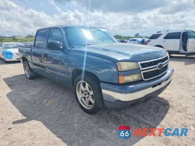 Czwarte zdjęcie samochodu z boku: 2007 CHEVROLET SILVERADO C1500 CLASSIC CREW CAB VIN:2GCEC13V271131102 - miniatura