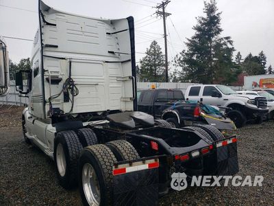 Trzecie zdjęcie samochodu z tyłu: 2019 VOLVO VNL SEMI TRUCK VIN:4V4NC9EH8KN193833 - miniatura