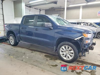 Czwarte zdjęcie samochodu z boku: 2023 CHEVROLET SILVERADO K1500 CUSTOM VIN:3GCPDBEK0PG203291 - miniatura