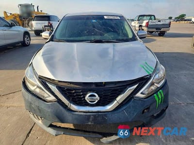 Piąte zdjęcie samochodu w środku: 2017 NISSAN SENTRA S VIN:3N1AB7AP8HY324076 - miniatura