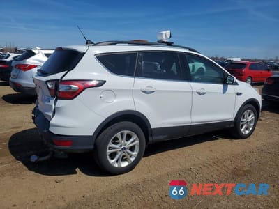 Trzecie zdjęcie samochodu z tyłu: 2018 FORD ESCAPE SE VIN:1FMCU9GD4JUB84766 - miniatura