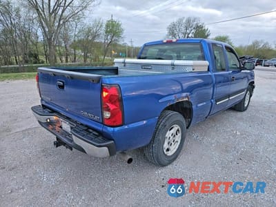 Czwarte zdjęcie samochodu z boku: 2004 CHEVROLET SILVERADO C1500 VIN:1GCEC19V44Z342585 - miniatura