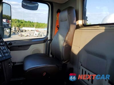 Zdjęcie 6 z 10 samochodu: 2017 VOLVO VNL SEMI TRUCK VIN:4V4N39TG6HN988141 - miniatura