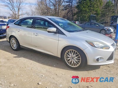 Czwarte zdjęcie samochodu z boku: 2014 FORD FOCUS TITANIUM VIN:1FADP3J23EL128579 - miniatura