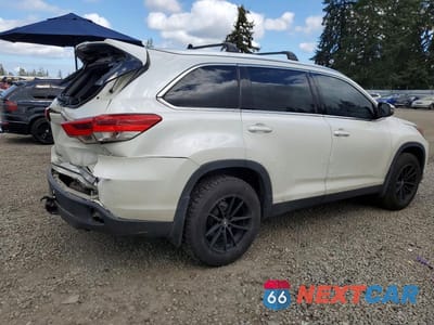Trzecie zdjęcie samochodu z tyłu: 2019 TOYOTA HIGHLANDER XLE VIN:5TDJZRFH9KS620437 - miniatura