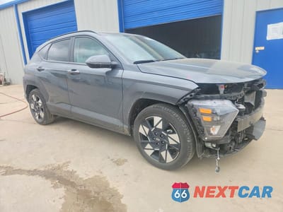 Czwarte zdjęcie samochodu z boku: 2025 HYUNDAI KONA SEL VIN:KM8HB3AB0SU339640 - miniatura