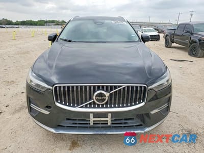 Piąte zdjęcie samochodu w środku: 2023 VOLVO XC60 PLUS VIN:YV4L12RN1P1391021 - miniatura