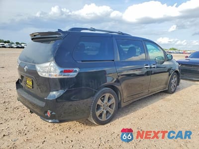Trzecie zdjęcie samochodu z tyłu: 2018 TOYOTA SIENNA SE 8-PASSENGER VIN:5TDXZ3DCXJS916130 - miniatura