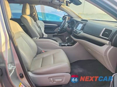 Zdjęcie 7 z 12 samochodu: 2017 TOYOTA HIGHLANDER XLE VIN:5TDKZRFH7HS517143 - miniatura