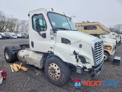 2018 FREIGHTLINER CASCADIA 113 SEMI TRUCK 3AKBGADV7JDJU2444 - główne zdjęcie licytacji z USA - miniatura