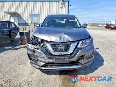 Piąte zdjęcie samochodu w środku: 2018 NISSAN ROGUE S VIN:KNMAT2MV1JP551088 - miniatura