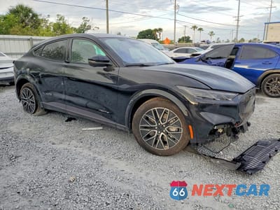 Czwarte zdjęcie samochodu z boku: 2025 FORD MUSTANG MACH-E PREMIUM VIN:3FMTK3R43SMA50322 - miniatura