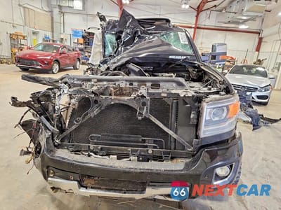 Piąte zdjęcie samochodu w środku: 2017 GMC SIERRA K2500 DENALI VIN:1GT12UEYXHF137900 - miniatura