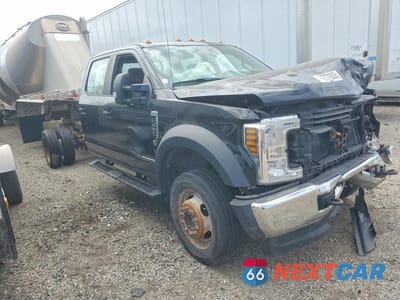 Czwarte zdjęcie samochodu z boku: 2018 FORD F450 SUPER DUTY TRUCK CAB AND CHASSIS VIN:1FD0W4HT9JEC13890 - miniatura
