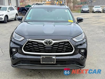 Piąte zdjęcie samochodu w środku: 2023 TOYOTA HIGHLANDER XLE VIN:5TDKDRBH5PS022488 - miniatura