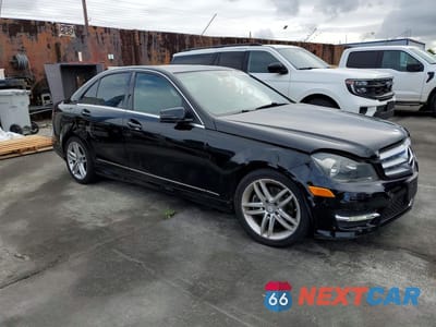 Czwarte zdjęcie samochodu z boku: 2013 MERCEDES-BENZ C 250 VIN:WDDGF4HB6DA851655 - miniatura