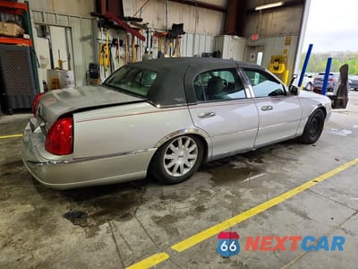 Trzecie zdjęcie samochodu z tyłu: 2009 LINCOLN TOWN CAR SIGNATURE LIMITED VIN:2LNHM82V99X635968 - miniatura