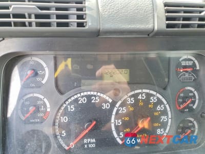Zdjęcie 8 z 10 samochodu: 2014 FREIGHTLINER CASCADIA SEMI TRUCK VIN:1FUBGEDV0ELFT4298 - miniatura