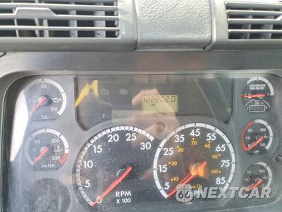 Zdjęcie 8 z 10 samochodu: 2014 FREIGHTLINER CASCADIA SEMI TRUCK VIN:1FUBGEDV0ELFT4298 - miniatura