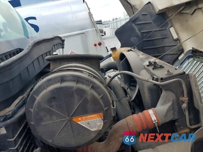 Zdjęcie 9 z 10 samochodu: 2011 INTERNATIONAL 4400 FUEL / LUBE TRUCK VIN:1HTMKAAN5BH330476 - miniatura