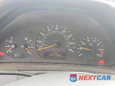 Zdjęcie 9 z 11 samochodu: 2001 MERCEDES-BENZ E 320 VIN:WDBJF65JX1B229507 - miniatura