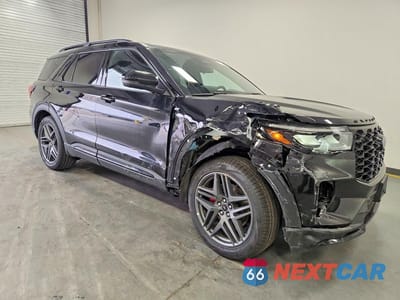Czwarte zdjęcie samochodu z boku: 2026 FORD EXPLORER ST-LINE VIN:1FMUK8KH5TGA78634 - miniatura