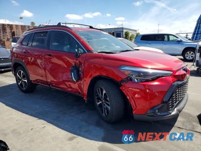 Czwarte zdjęcie samochodu z boku: 2025 TOYOTA COROLLA CROSS HYBRID XSE VIN:7MUFBABGXSV071040 - miniatura