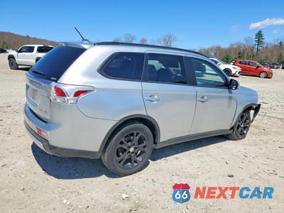 Trzecie zdjęcie samochodu z tyłu: 2015 MITSUBISHI OUTLANDER SE VIN:JA4AZ3A35FZ011126 - miniatura