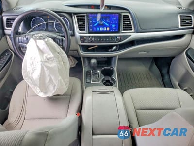 Zdjęcie 8 z 13 samochodu: 2018 TOYOTA HIGHLANDER LE VIN:5TDZARFHXJS036430 - miniatura
