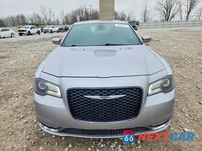 Piąte zdjęcie samochodu w środku: 2015 CHRYSLER 300 S VIN:2C3CCAGG1FH922671 - miniatura