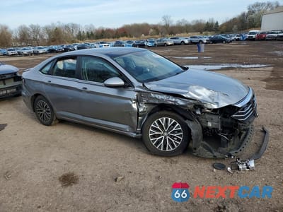 Czwarte zdjęcie samochodu z boku: 2021 VOLKSWAGEN JETTA S VIN:3VWC57BU4MM008285 - miniatura