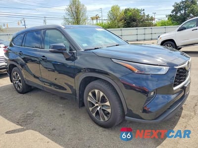 Czwarte zdjęcie samochodu z boku: 2022 TOYOTA HIGHLANDER XLE VIN:5TDHZRBH4NS575741 - miniatura