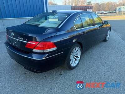 Czwarte zdjęcie samochodu z boku: 2007 BMW 750 VIN:WBAHN83507DT68768 - miniatura