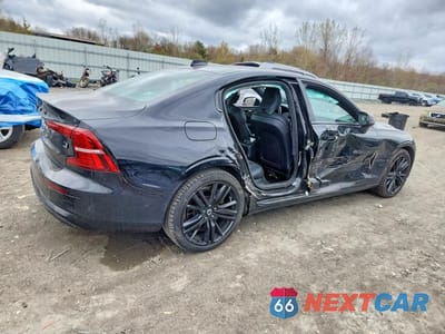 Trzecie zdjęcie samochodu z tyłu: 2023 VOLVO S60 PLUS VIN:7JRH60FT7PG238336 - miniatura