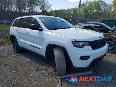 Czwarte zdjęcie samochodu z boku: 2019 JEEP GRAND CHEROKEE LAREDO VIN:1C4RJFAG8KC690794 - miniatura